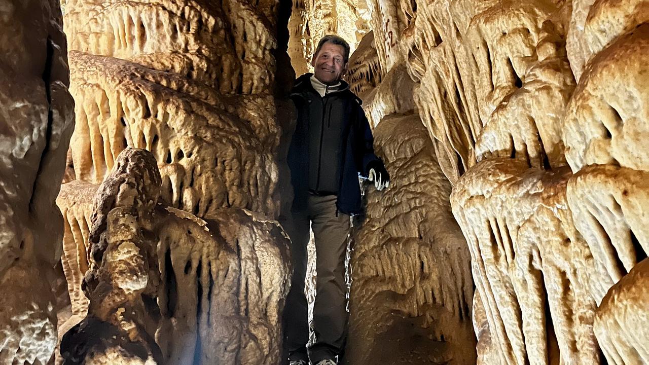 Franz Posch steht in der tropfsteinreichsten Schauhöhle Österreichs - dem Katerloch. Nichts für Menschen mit Platzangst.