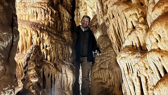 Franz Posch steht in der tropfsteinreichsten Schauhöhle Österreichs - dem Katerloch. Nichts für Menschen mit Platzangst.