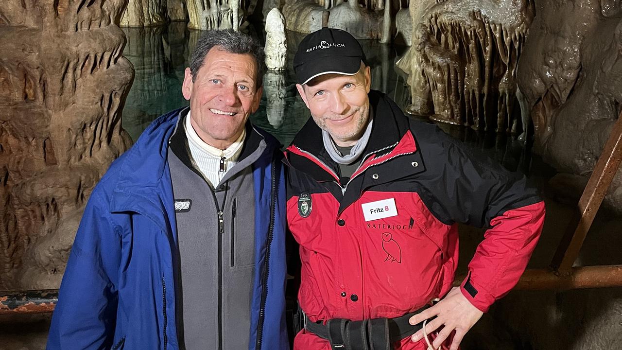 Am tiefsten Punkt der Höhle eröffnet sich ein See - Fritz Geissler hat Franz Posch über 100 Meter hinunter geführt und stehen nun in einer Höhle vor bizarren Tropfsteinformationen