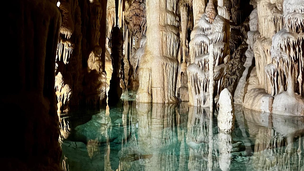 Der See in der Tropfsteinhöhle Katerloch