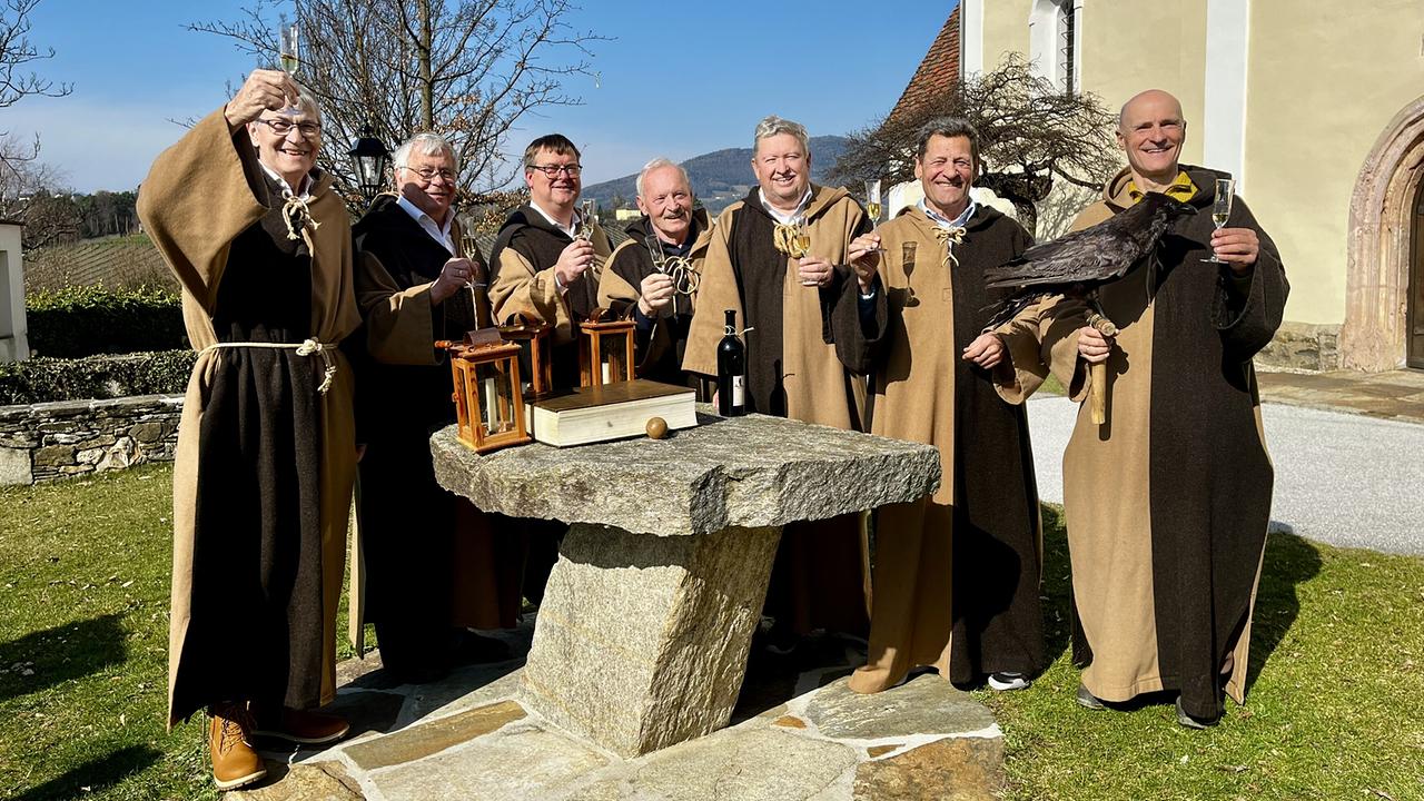Gemeinsam mit den legendären Apfelmännern aus Puch bei Weiz in historischen Kutten verkostet Franz Posch den einzigartigen Abakus - den bekannten Apfelschnaps im Freien rund um einen steinernen Tisch.
