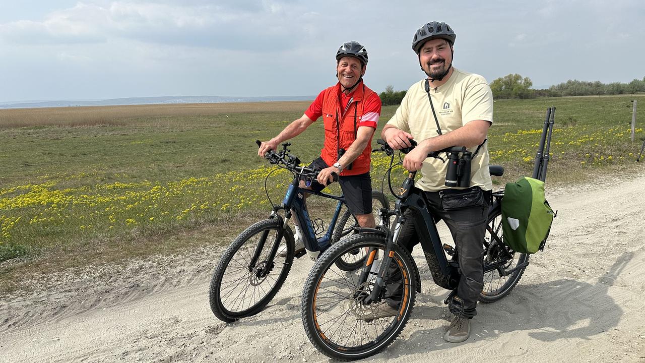 Franz Posch und Lukas Vendler erkunden mit dem Fahrrad den Nationalpark Neusiedler See.