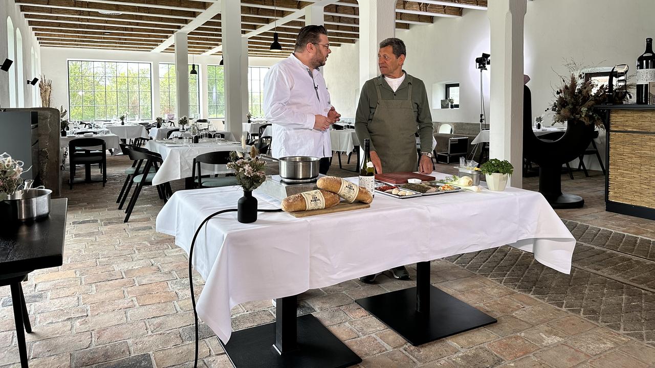 Im hellen Restaurant  „Zum Gogosch“ bereitet Peter Zinter an der Seite von Franz Posch an einem großen Tisch ein Gericht vor.