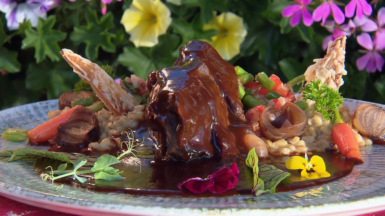 © ORF/Landesstudio Tirol Zur „Mei liabsten Speis“ gibt es Rinderbackerl mit Fisser Gerstenrisotto auf einem Teller mit essbarer Blütendekoration angerichtet
