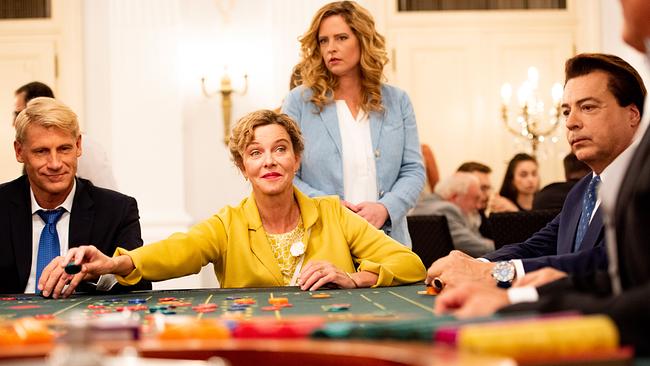Im Bild: Margarita Broich (Adelheid 'Heidi' Janssen), Diana Amft (Antonia 'Toni' Janssen).