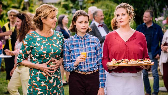 © ORF/Degeto/Martin Rottenkolber Im Bild: Toni (Diana Amft, re.) und Heidi (Margarita Broich, li.) nehmen Mia (Linda Stockfleth) in der Kupferkanne auf.