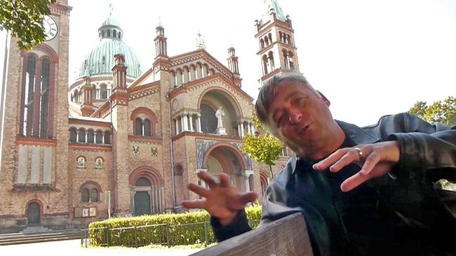 © ORF/Medienwerkstatt/Felix Breisach Andreas Vitasek vor Kirche in Wien Favoriten