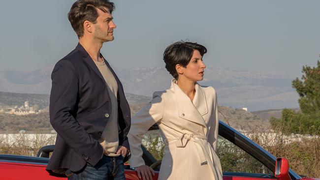 Im Bild: Lenn Kudrjawizki (Emil Perica), Neda Rahmanian (Branka Maric).