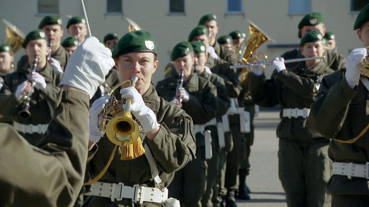 Soldaten spielen auf ihren Instrumenten während Probe für das Militärmusikfestival in Salzburg