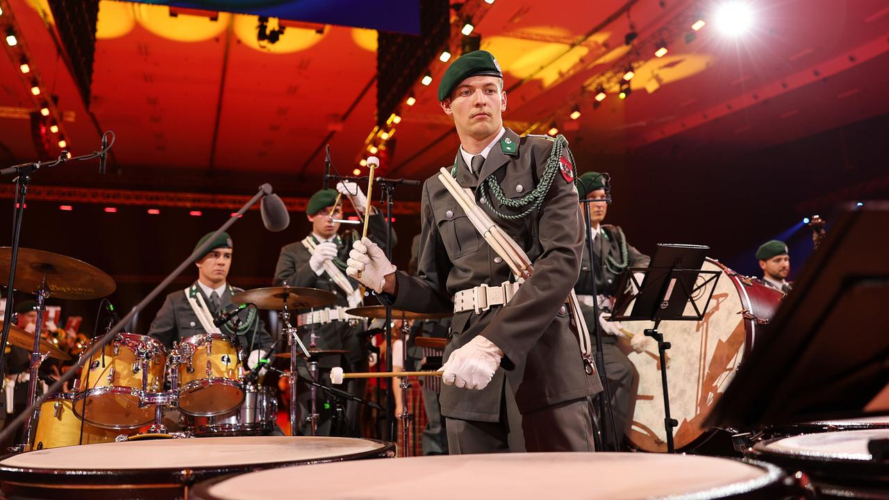 Musiker in Militäruniform spielen auf Schlaginstrumenten in der Stadthalle Graz beim Militärmusikfestival 2026 in Graz