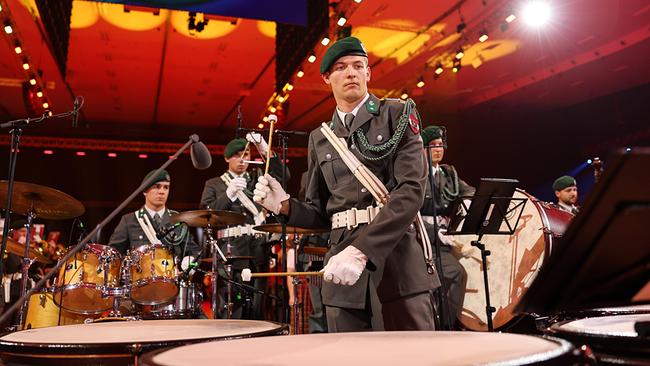Musiker in Militäruniform spielen auf Schlaginstrumenten in der Stadthalle Graz beim Militärmusikfestival 2026 in Graz