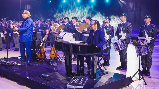 Ewald Pfleger und Christian Kolonovits auf der Bühne mit uniformierten Musikerinnen und Musiker beim Militärmusikfestival 2026 für Licht ins Dunkel