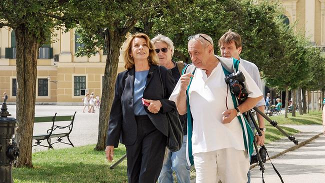Senta Berger mit Regisseur Chico Klein im Schlosspark Schönbrunn