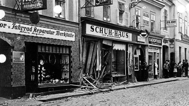© ORF/Yad Vashem Straßenszene mit geplünderte jüdische Geschäfte 1938