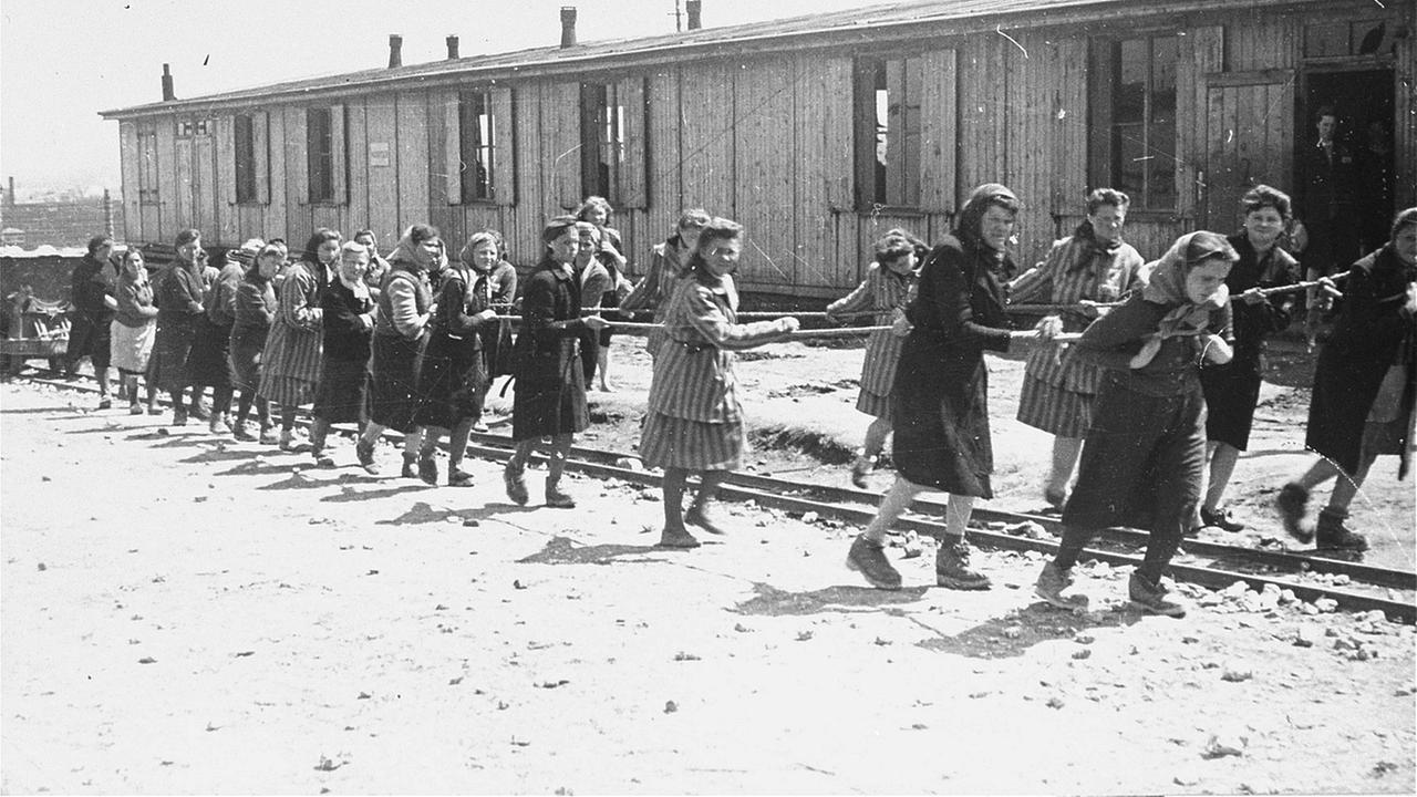 "Amon Göth: Vater, Großvater, Massenmörder": Frauen bei Zwangsarbeit in Lager Plaszow