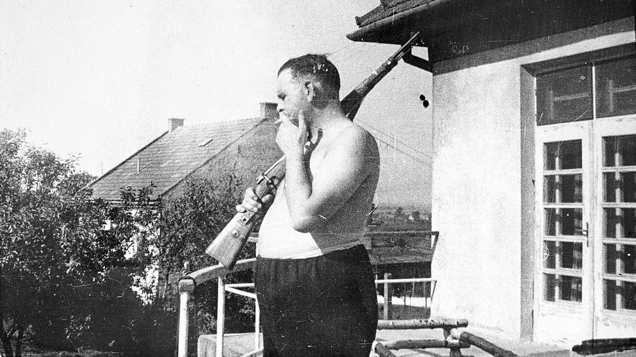 "Amon Göth: Vater, Großvater, Massenmörder": Amon Göth auf dem Balkon seiner Villa im Lager Plaszow.