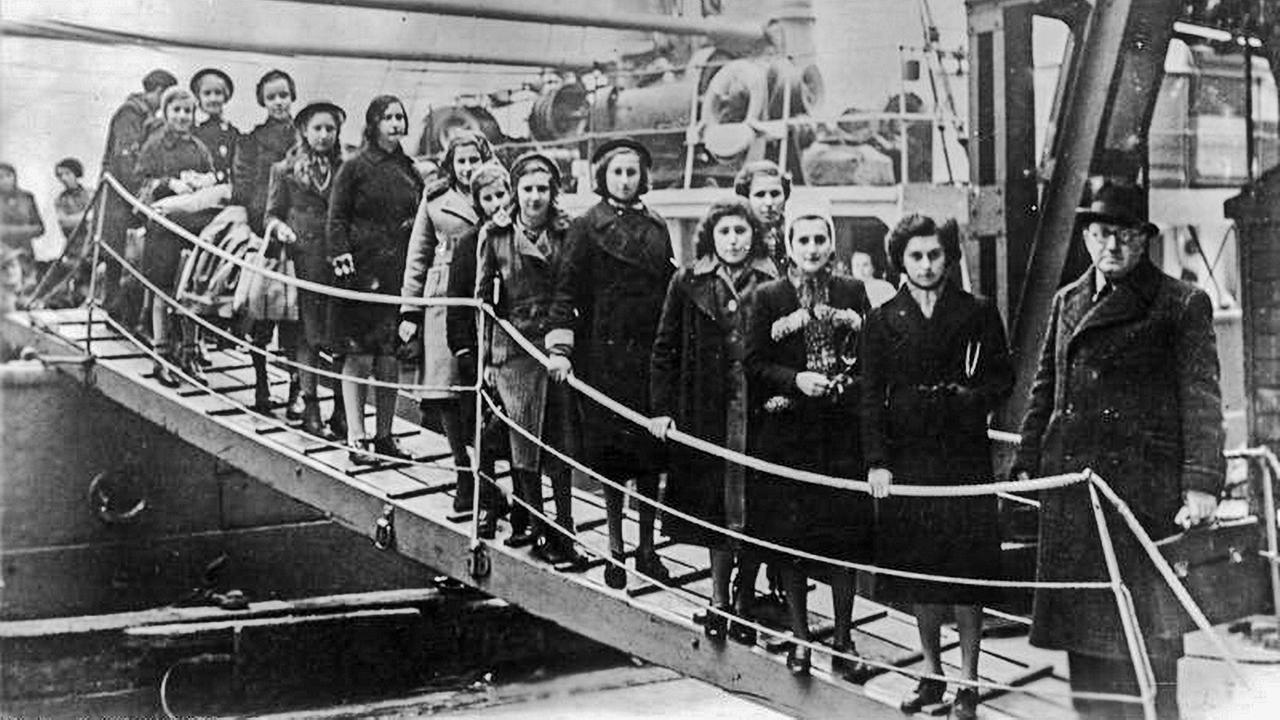 "Menschen & Mächte: Auf Wiedersehen Mama, auf Wiedersehen Papa": Kinder polnischer Juden aus dem Gebiet zwischen Deutschland und Polen bei Ihrer Ankunft mit der "Warschau" in London (Aufnahme Februar 1939)