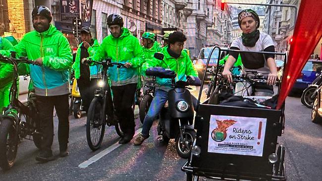 "Menschen & Mächte: Ausgebeutet": Fahrradzusteller und Fahrradzustellerinnen demonstrieren am 23.10.2022 in Wien für bessere Löhne und Arbeitsbedingungen.