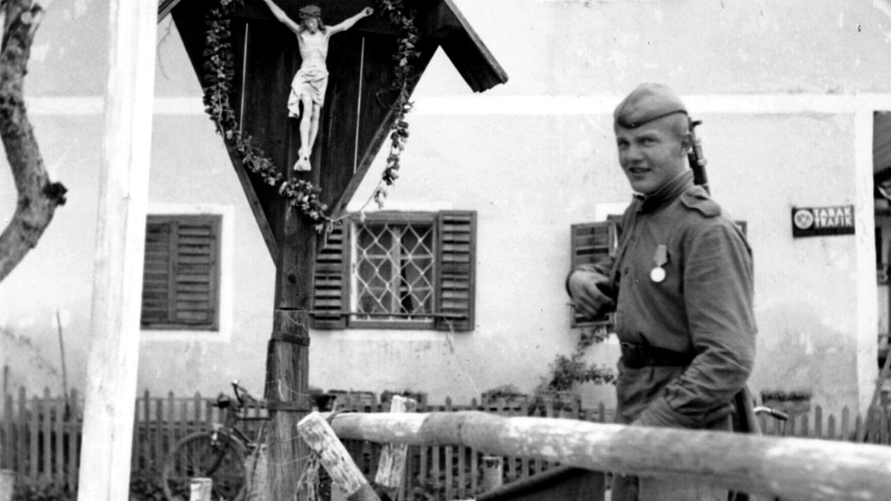 "Menschen & Mächte: Die Alliierten in Österreich (2) - Die Russen sind da": Österreich 1945: ein "Marterl" dient zur Verstärkung eines Schlagbaumes in der Nähe von Graz, vor dem ein russischer Soldat patrouilliert.