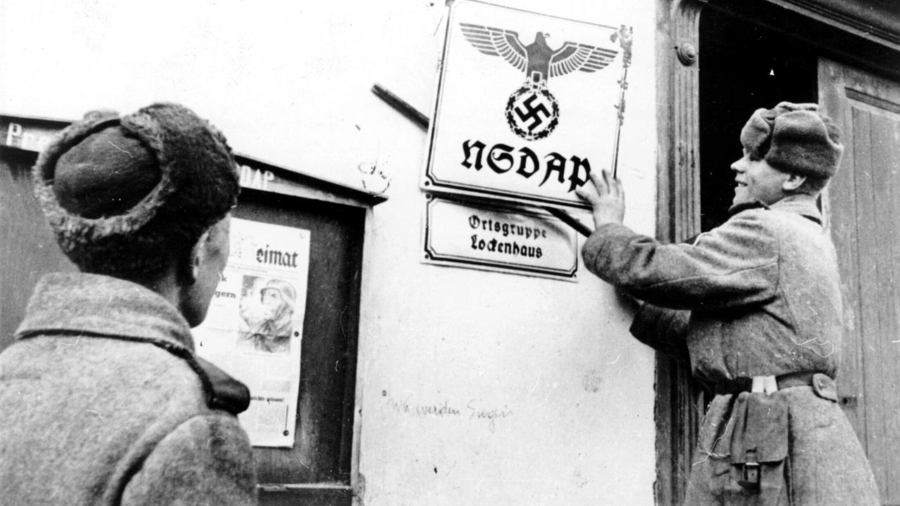 "Menschen & Mächte: Die Alliierten in Österreich (2) - Die Russen sind da": In Lockenhaus (Burgenland) werden die Hakenkreuzschilder von russischen Soldaten abmontiert.