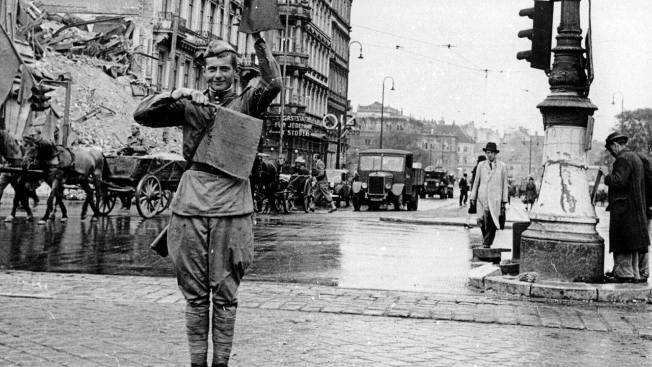 "Menschen & Mächte: Die Alliierten in Österreich (2) - Die Russen sind da": August 1945: russischer "Verkehrspolizist" in Wien
