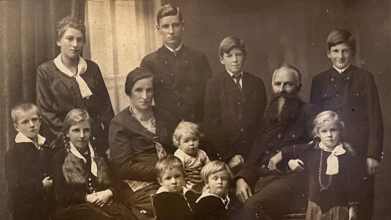 "Menschen & Mächte: Tirol unter Palmen": Tirol, um 1934, Andreas Thaler (während eines Österreich-Besuchs) mit Gattin Gisela und 10 Kindern
