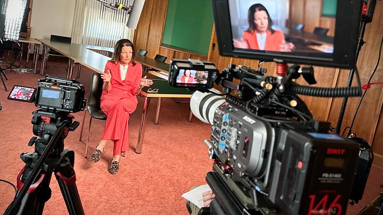 "Menschen & Mächte: Vor dem Kollaps: die Pflege der Alten": Gesundheitsökonomin Maria Hofmarcher im Interview