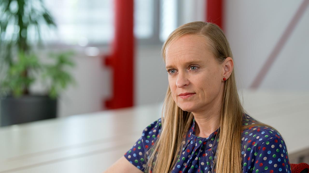 "Menschen & Mächte: Vor dem Kollaps: die Pflege der Alten": Ökonomin Ulrike Famira-Mühlberger 