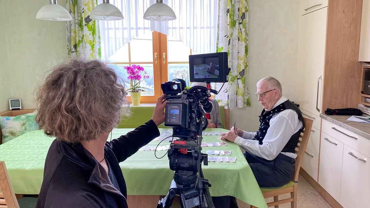 "Menschen & Mächte: Vor dem Kollaps: die Pflege der Alten": Kameramann Walter Reichl dokumentiert das Kartenspiel des 97-jährigen Karl Schneller.