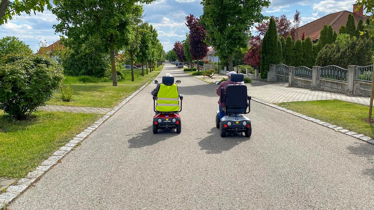 "Menschen & Mächte: Vor dem Kollaps: die Pflege der Alten": Dank zweier E-Mobile sind Johanna und Kurt Rovny selbst im hohen Alter auf Achse.