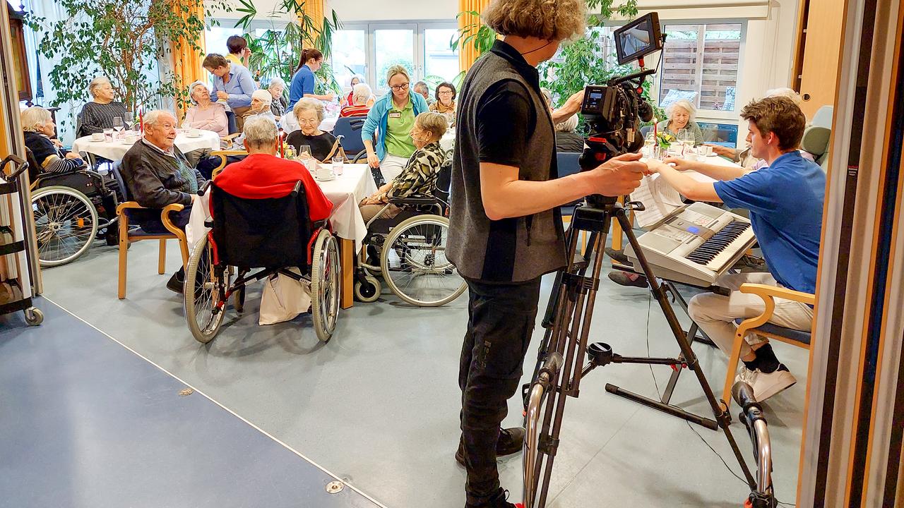 © ORF/Gregor Stuhlpfarrer "Menschen & Mächte: Vor dem Kollaps: die Pflege der Alten": Kameramann Walter Reichl bei Dreharbeiten in einem Pflegeheim.