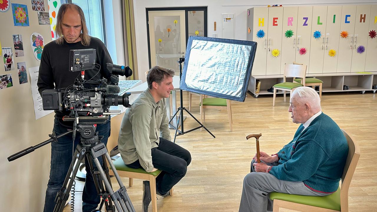 "Menschen & Mächte: Vor dem Kollaps: die Pflege der Alten":  Dreharbeiten in einem Tageszentrum für Seniorinnen und Senioren mit Kameraassistent Andreas Traint, Gestalter Gregor Stuhlpfarrer im Gespräch mit Franz Haspl.