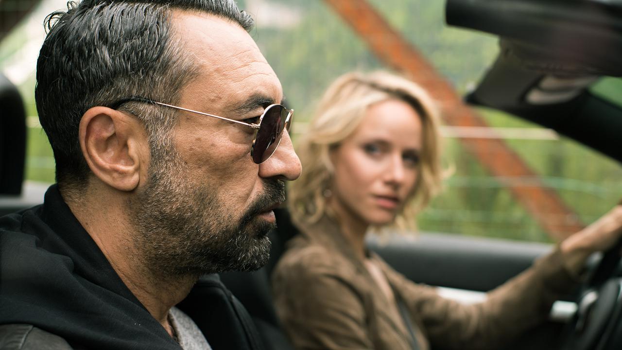 Der Undercover-Ermittler Cuma Ozan wird von Laura Brunner mitgenommen.