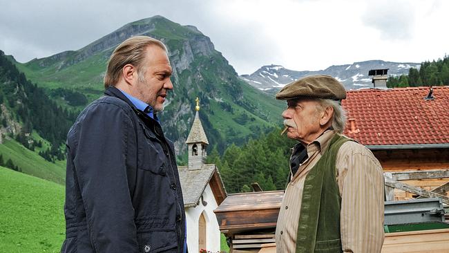 Im Bild: Hauptkommissar Voss (Jan-Gregor Kremp, l.) trifft bei Suche nach einer Unterkunft auf Korbinian Koydl (Tilo Prückner, r.). Von ihm erfährt Voss, dass er einen der Gutshöfe besitzt, die für den Bau der Wellnessanlage weichen sollen.