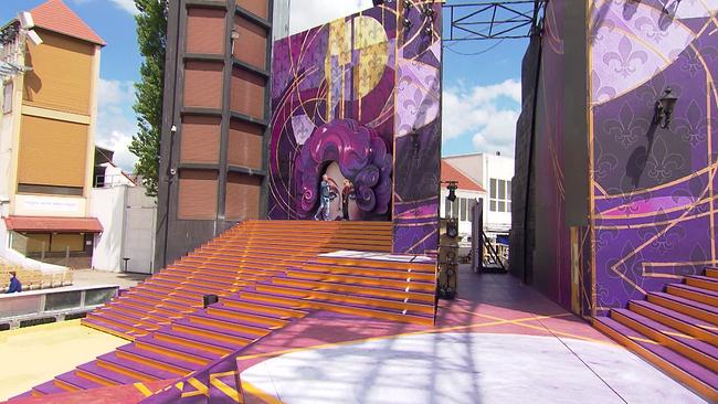 © ORF/Landesstudio Burgenland Alfons Haider auf der farbenfrohen Bühne von „Ein Käfig voller Narren“ mit violett-orangenen Treppen auf der Seebühne Mörbisch.
