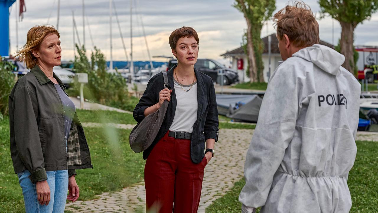 Kriminalkommissarin Doro Beitinger und ihre Chefin, Kriminalhauptkommissarin Chiara Locatelli, im Gespräch mit Gerichtsmediziner Gregor Eisen.