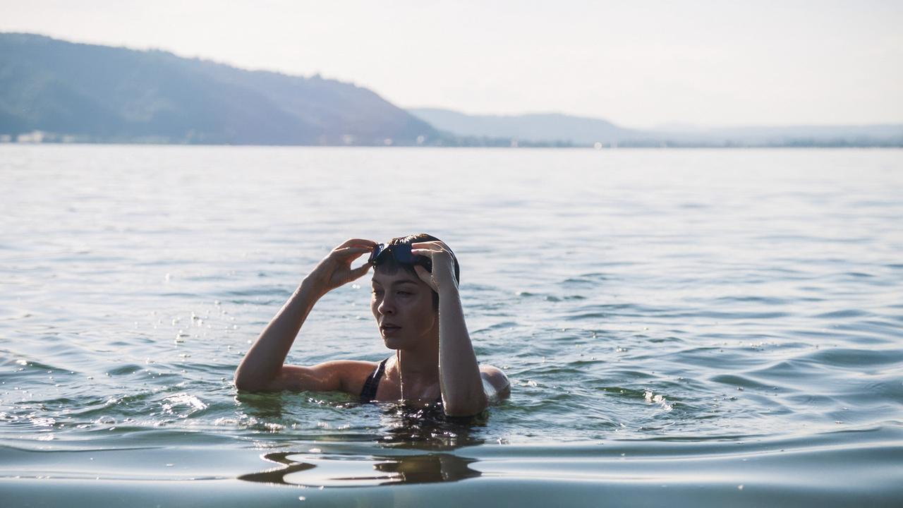 Schwimmen statt Grübeln: Kriminalhauptkommissarin Chiara Locatelli lernt die Vorzüge ihrer neuen Heimat zu schätzen.