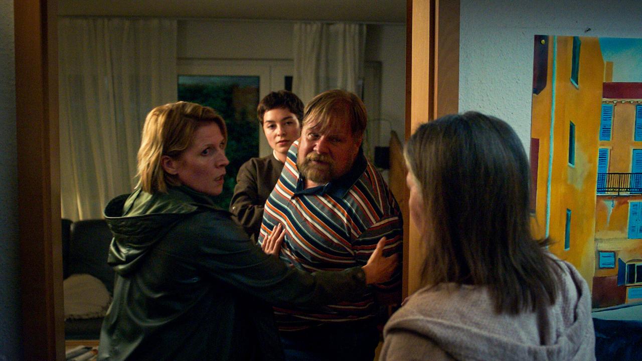 © ORF/ZDF/Constantin Campean Doro und Chiara nehmen Peter Schreiner mit in die Polizeidienststelle zur Vernehmung.