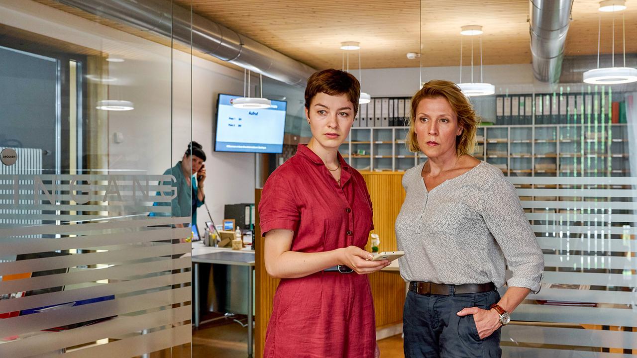 Die Kriminalkommissarinnen Chiara Locatelli und Doro Beitinger ermitteln im Einwohnermeldeamt