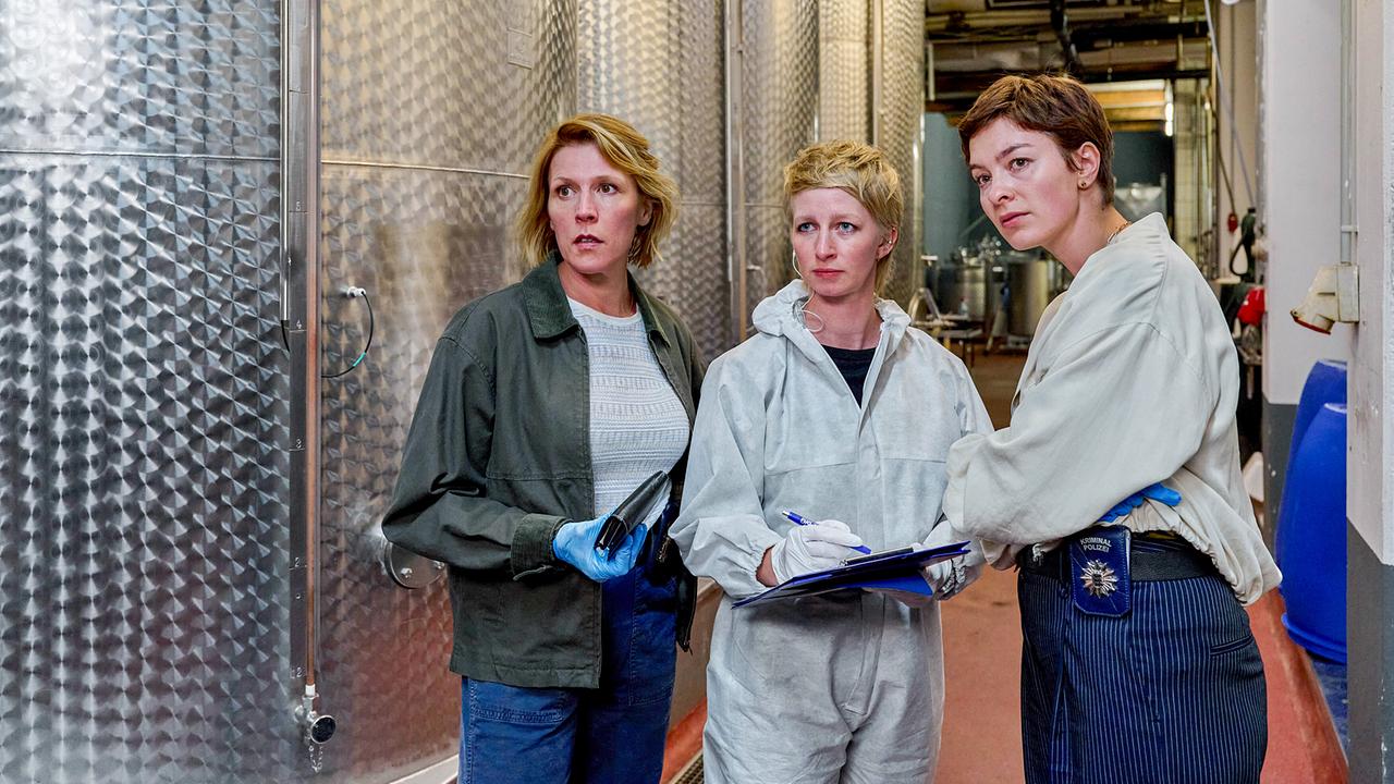 Doro Beitinger, Sarah Hertweg und Chiara Locatelli rekonstruieren nach einem mysteriösen Todesfall in einem Weinkeller den Tathergang.