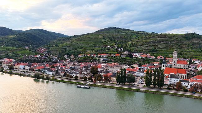 Ansicht von Stein bei Krems mit der Donau im Vordergrund