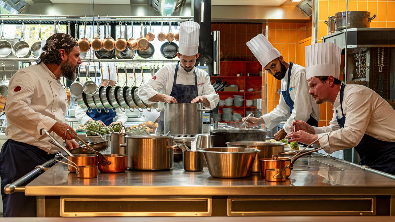 In der Küche des Feinschmeckerlokas ist der Ton rau und der Stress groß.