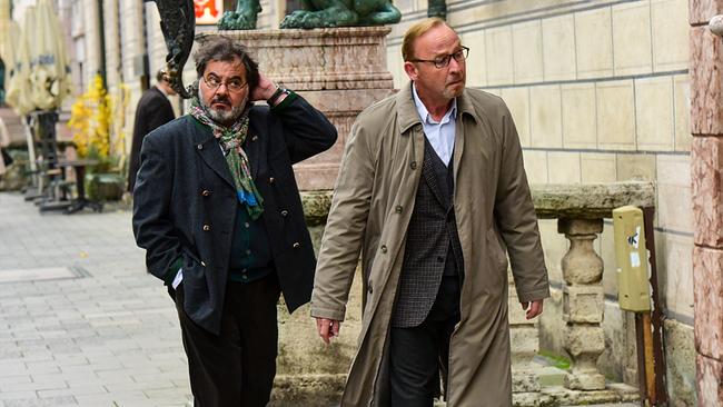 © ORF/ZDF/Jürgen Olczyk Commissario Quehenberger und Ludwig Schaller schlendern die Residenzstraße entlang.