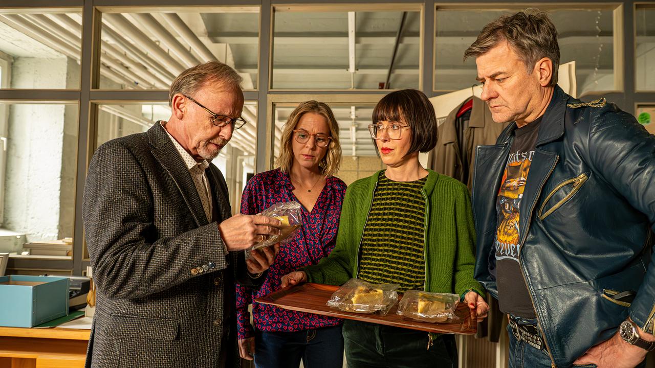 Die neue kommissarische Leiterin Dr. Linda Hösl bringt ihren Mitarbeitern Ludwig Schaller, Angelika Flierl und Harald Neuhauser Kuchen ins Büro. 