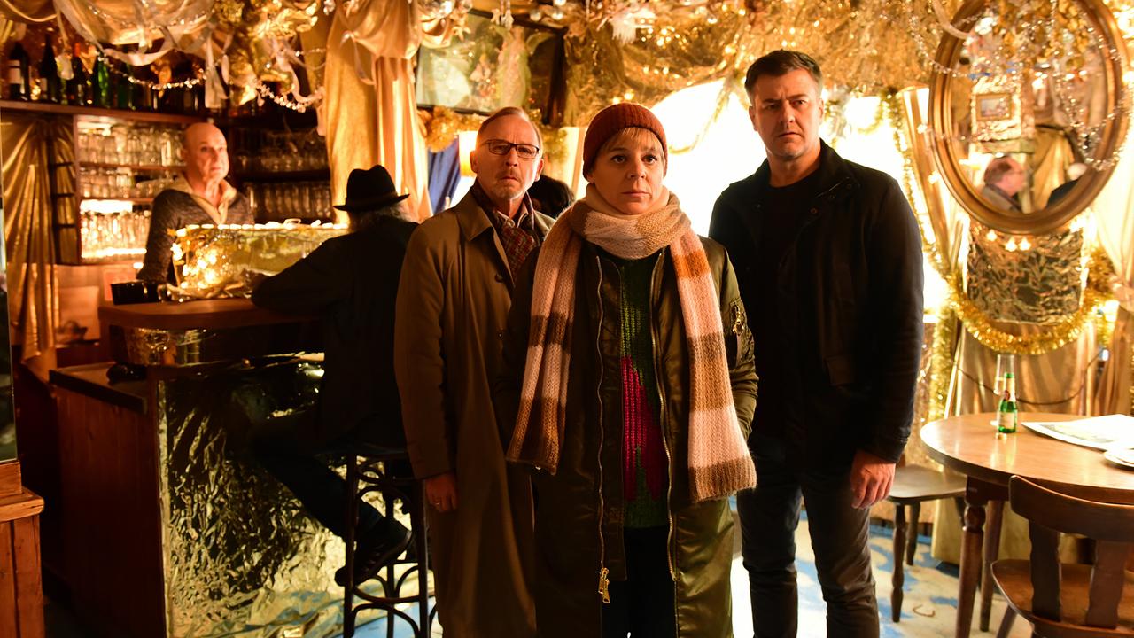© ORF/ZDF/Jürgen Olczyk Die Kommissare Ludwig Schaller, Angelika Flierl und Harald Neuhauser schauen sich nach dem Anschlag auf Flierl nochmals im Glorias um.