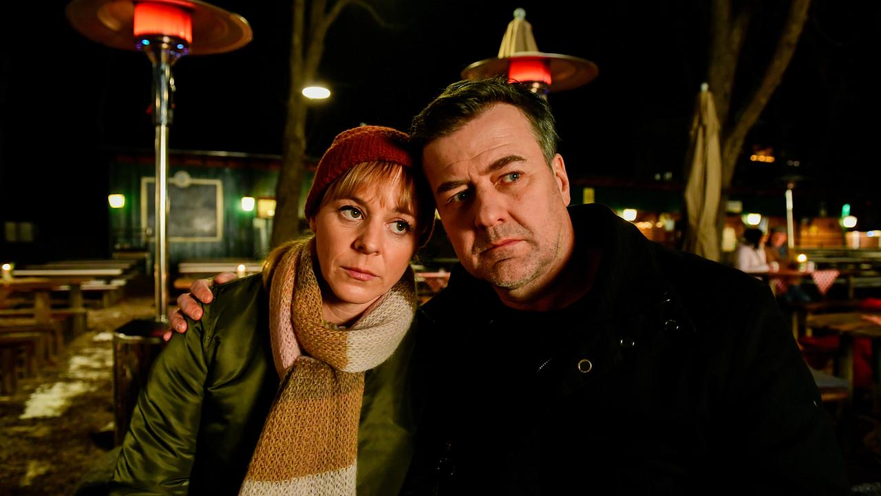 © ORF/ZDF/Jürgen Olczyk Im Biergarten nach Dienstschluss will Neuhauser wissen, was mit Angelika los ist.