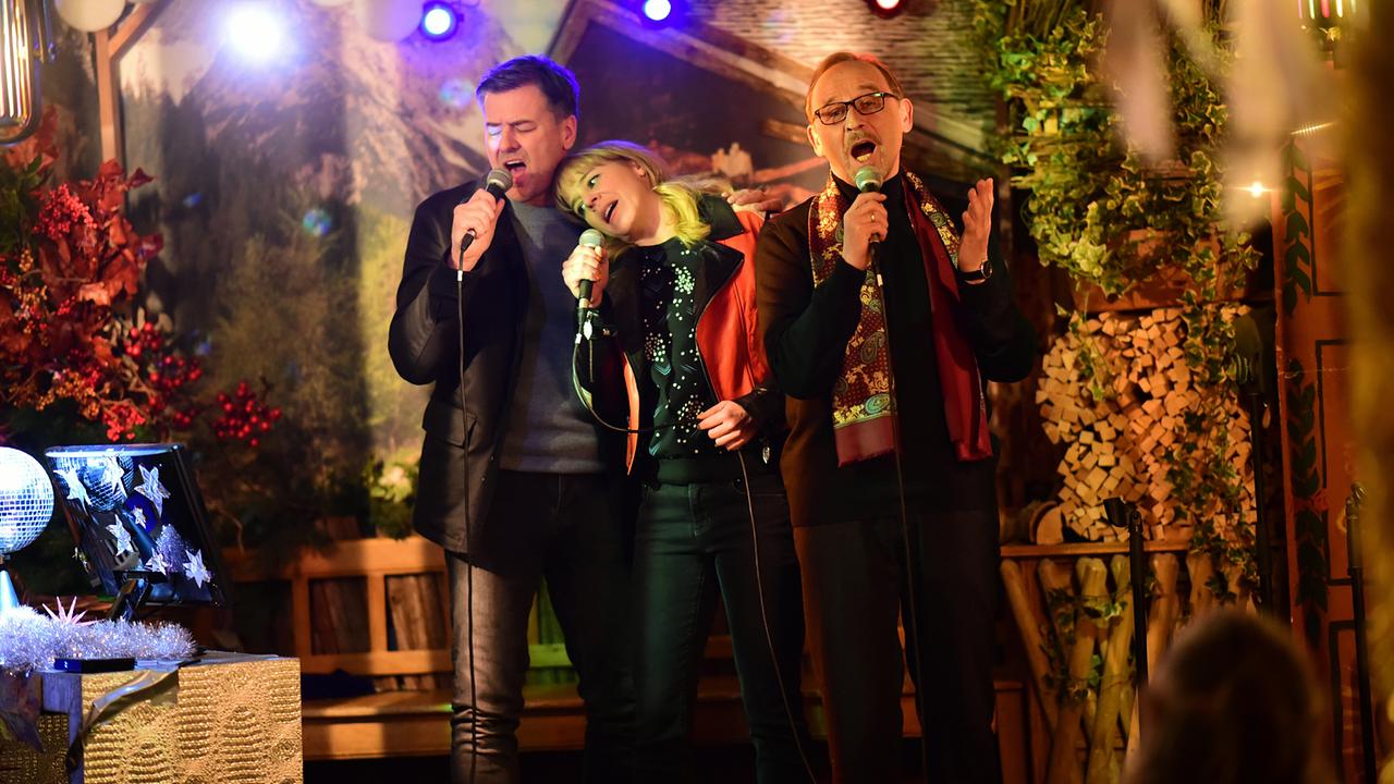 © ORF/ZDF/Jürgen Olczyk Die Kommissare Harald Neuhauser (Marcus Mittermeier, l.), Angelika Flierl (Bernadette Heerwagen, M.) und Ludwig Schaller (Alexander Held, r.) singen Karaoke in einer Münchner Kneipe.