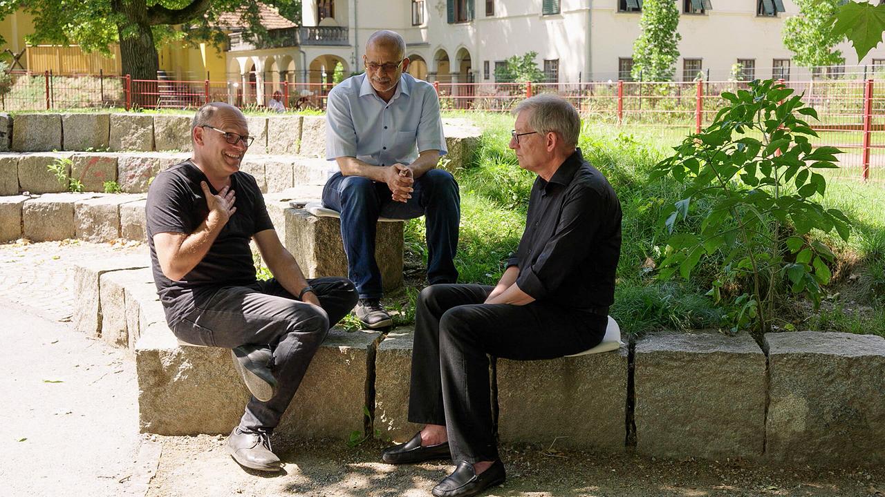 Nach dem Amok - Ein Notfallseelsorger im Porträt: Das Unfassbare in Worte kleiden: Nach dem Amoklauf hat Paul Nitsche, evangelischer Religionslehrer am BORG Dreierschützengasse, gemeinsam mit seinen muslimischen Kollegen Magdy Elleisy und dem katholischen Priester Wolfgang Schwarz eine schulinterne Gedenkfeier organisiert und abgehalten.