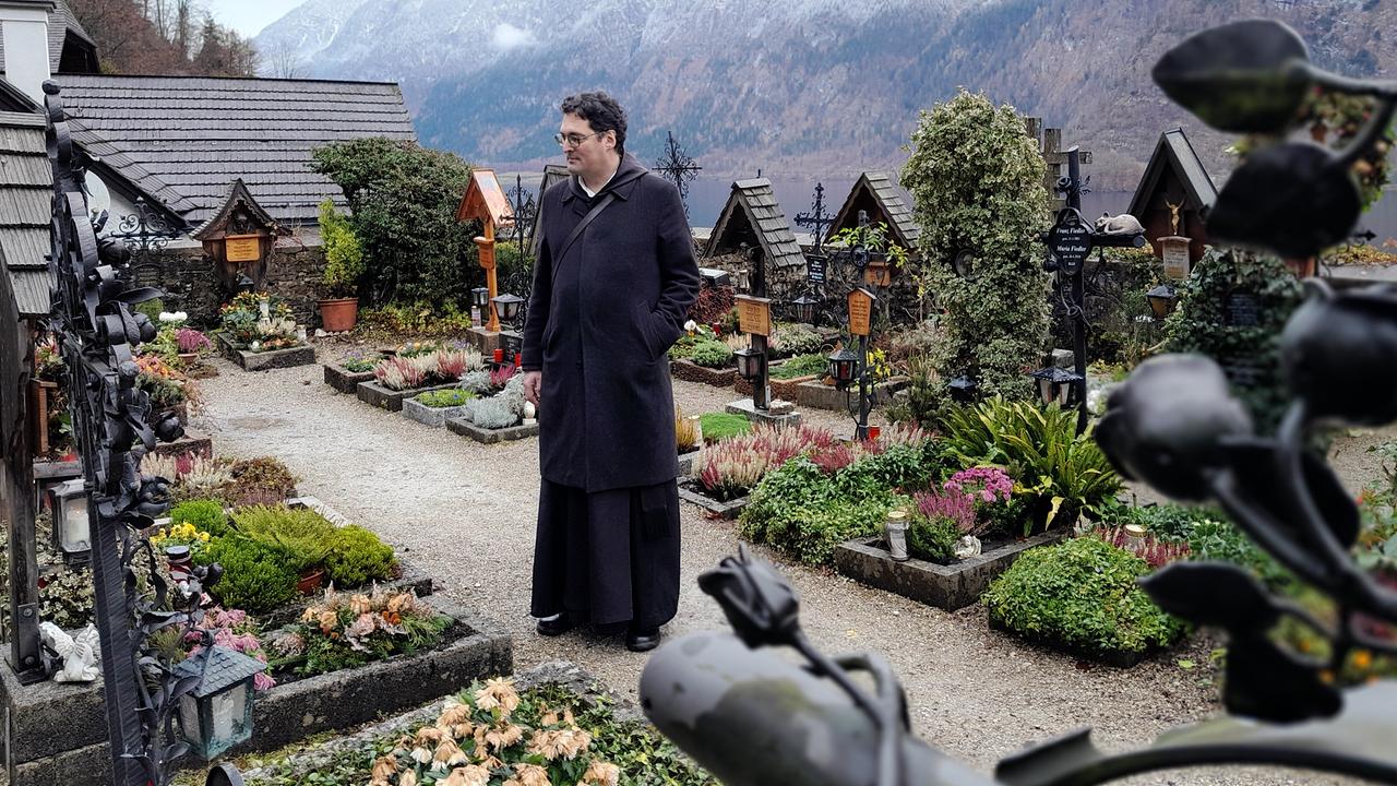 © ORF/ORF-OÖ Pater Franz zwischen Gräbern am Friedhof Traunkirchen