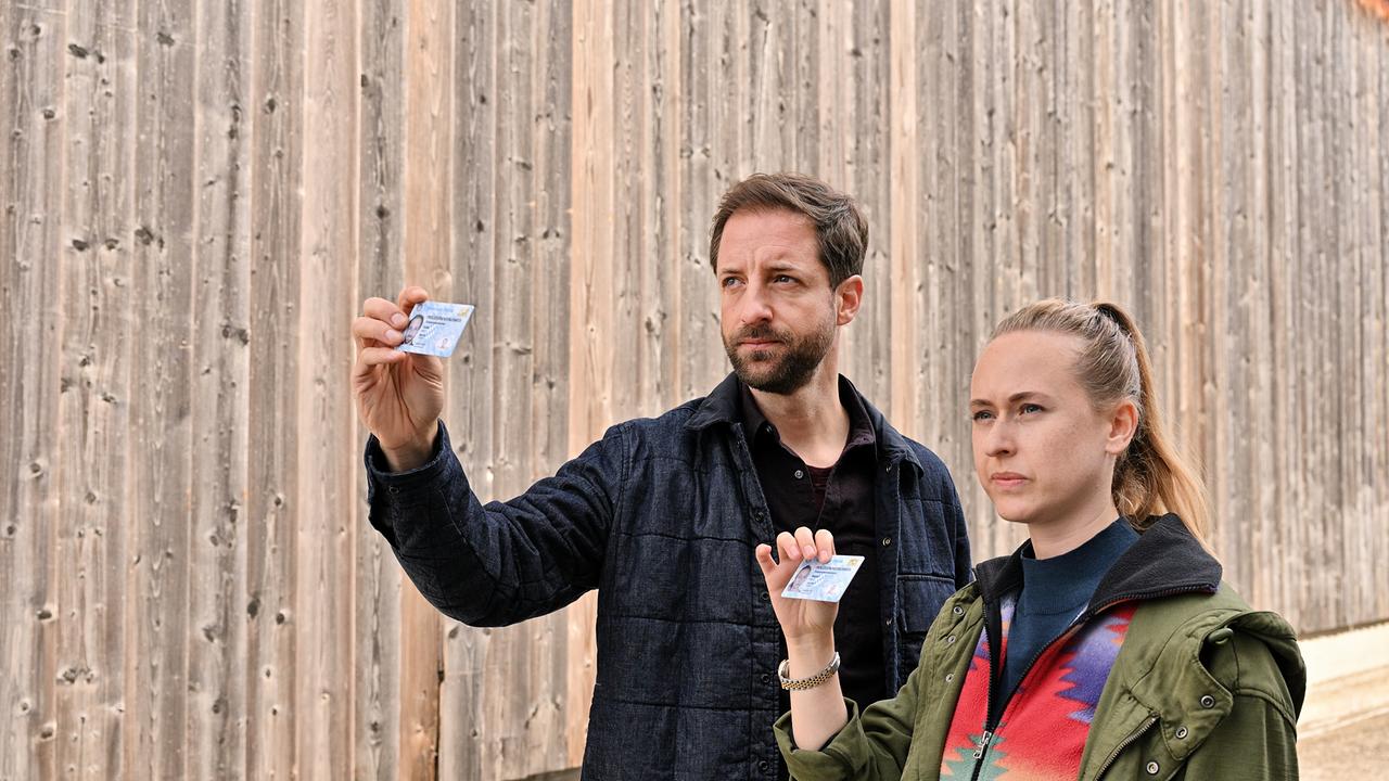 Im Bild: Annika Wagner (Nurit Hirschfeld, r.), und Martin Keller (Dominik Maringer, l.) ermitteln in einem Fall.